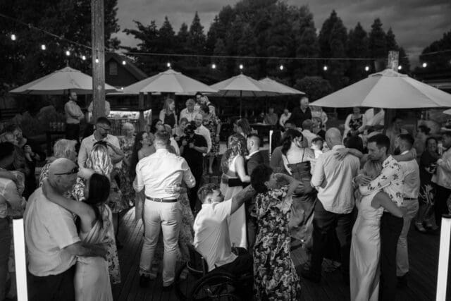 From the first dance, to a full dance floor, the way we like it 🕺🏼 

#weddingdj #dancefloor #eventdj #weddingreception #firstdance #weddingmusic